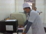 Thao tác máy xét nghiệm sinh hóa tại Bệnh viện Ða khoa Thạch Hà (Hà Tĩnh).