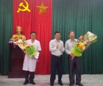 Đồng chí Lê Ngọc Châu - Giám đốc Sở Y Tế đã tặng hoa cho hai thế hệ Giám đốc bệnh viện Thạch Hà