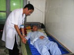Bác sỹ Lê Văn Bình đang thăm khám cho bệnh nhân.