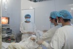 Các bác sĩ BVĐK Thạch Hà đang tiến hành phẫu thuật cho bệnh nhân