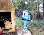 Lực lượng y tế dự phòng địa phương tiến hành phun hóa chất diệt muỗi