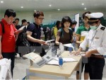 Hành khách từ Hàn Quốc nhập cảnh đến Việt Nam thực hiện kê khai tờ khai y tế.