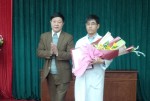 Bác sỹ Trần Xuân Dâng - Phó giám đốc Sở Y tế trao quyết định bổ nhiệm cho Bác sỹ Nguyễn Thế Phiệt.