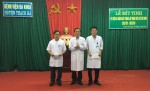 BS CKI Lê Văn Bình đã trao phần thưởng cho đại diện hai khoa Cấp cứu - Nhi và Nội.