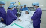 Bộ trưởng Y tế Nguyễn Thị Kim Tiến thăm bệnh nhân ghép tạng.