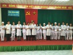 BS CKI Lê Văn Bình đã trao phần thưởng cho các khoa phòng, cá nhân đạt xuất sắc tháng 4.