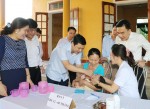 Bác sĩ Lê Ngọc Châu - Tỉnh ủy viên - Giám đốc Sở Y tế cho trẻ uống Vitamin A tại Trạm Y tế thị trấn  Thạch Hà - huyện Thạch Hà.