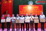 Lãnh đạo Chi Cục Dân số tỉnh và huyện Thạch Hà tặng kỷ niệm chương của Bộ Y Tế cho các cá nhân