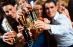Cách nào tránh ngộ độc rượu bia trong ngày Tết?