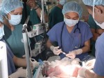 2 ca mổ song song của 40 bác sĩ cứu bé sinh non