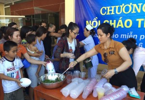 Phát hơn 200 suất cháo đến bệnh nhân đang điều trị nội trú
