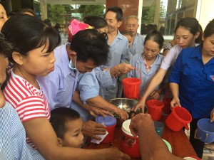 CLB Nồi cháo tình thương phát hơn 200 suất cháo đến bệnh nhân đang điều trị nội trú