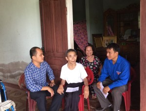 Thăm hỏi và tặng quà các gia đình chính sách nhân ngày Thương binh - Liệt sỹ (27/7)