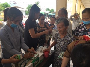 Phát hơn 350 suất cháo, sữa và quà miễn phí đến bệnh nhân