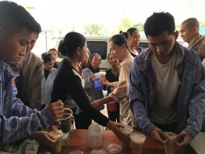 Phát hơn 300 suất cháo, sữa và quà miễn phí đến bệnh nhân