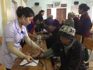 Khám, cấp thuốc và tặng quà miễn phí cho 400 người nghèo xã Thạch Vĩnh