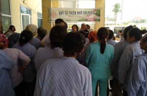 Phát hơn 600 suất cháo, 400 suất chè cho bệnh nhân đến khám và điều trị tại Bệnh viện Thạch Hà