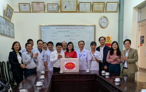 Lãnh đạo Tỉnh và huyện Thạch Hà tặng quà tết người bệnh có hoàn cảnh khó khăn, mắc bệnh nặng đang điều trị tại Bệnh viện Thạch Hà