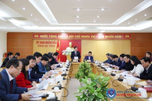 Đồng chí Đặng Quốc Vinh, Phó Chủ tịch UBND tỉnh và Bác sỹ Lê Ngọc Châu, Giám đốc Sở Y tế chủ trì cuộc họp