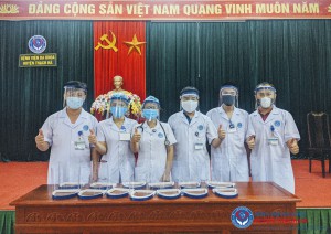 Cán bộ, đoàn viên Chi đoàn Bệnh viện đa khoa huyện Thạch Hà tự chế mũ tấm chắn giọt bắn phòng lây bệnh dịch.