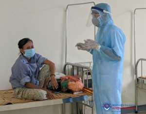 Đội cấp cứu ngoại viện Bệnh viện Thạch Hà cấp cứu, khám và điều trị cho các đối tượng cách ly
