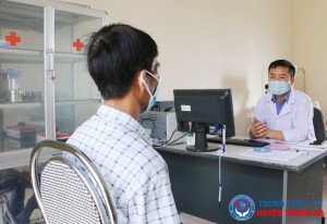 Bác sỹ CDC Hà Tĩnh  tư vấn xét nghiệm cho bệnh nhân HIV.