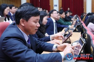 Đại biểu HĐND tỉnh Hà Tĩnh bấm nút thông qua các dự thảo nghị quyết tại Kỳ họp thứ 18 diễn ra từ ngày 6-8/12/2020