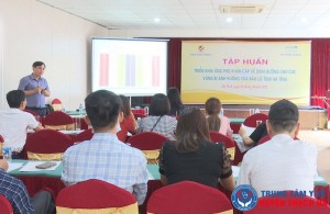 TS. BS Vũ Văn Tán, Trưởng Khoa Vi chất - Viện dinh dưỡng Quốc gia truyền đạt một số nội dung cơ bản của Lớp tập huấn