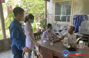 Chi đoàn Trung tâm Y tế huyện Thạch Hà khám, tư vấn và phát thuốc miễn phí cho các cựu thanh niên xung phong
