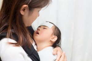 Khi trẻ sốt cha mẹ không nên ủ trẻ quá ấm (ảnh minh họa)