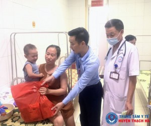 Ngân hàng Vietinbank tặng quà bệnh nhân nhi nhân ngày Quốc tế thiếu nhi 1-6