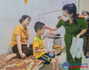 Chi hội Phụ nữ Công an huyện Thạch Hà tặng quà bệnh nhân nhi nhân Ngày Quốc tế thiếu nhi 1-6
