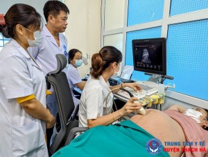 Bác sỹ Bệnh viện Trung ương Huế chuyển giao kỹ thuật siêu âm tim thai cho các bác sỹ Trung tâm Y tế huyện Thạch Hà