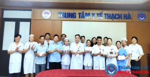 Lãnh đạo Trung tâm trao quà chúc mừng các phụ huynh có con trúng tuyển
