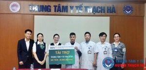 Đại diện BIDV Hà Tĩnh trao quà – Ban Giám đốc Trung tâm tiếp nhận và gửi lời cảm ơn.