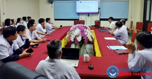 Toàn cảnh buổi sinh hoạt chuyên môn tại Trung tâm Y tế Thạch Hà với sự tham dự của Ban Giám đốc và các bác sĩ các khoa, phòng.