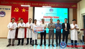 Tiếp nhận món quà nghĩa tình từ Hội Đồng hương Thạch Hà tại TP. Hồ Chí Minh trao tặng Trung tâm Y tế Thạch Hà
