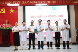 PHÒNG GIAO DỊCH THẠCH HÀ- NGÂN HÀNG TMCP ĐẦU TƯ VÀ PHÁT TRIỂN VIỆT NAM (BIDV) TRAO TẶNG 20 TRIỆU ĐỒNG HỖ TRỢ BỆNH NHÂN CÓ HOÀN CẢNH ĐẶC BIỆT KHÓ KHĂN ĐANG ĐIỀU TRỊ TẠI TRUNG TÂM Y TẾ THẠCH HÀ