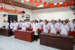 TRUNG TÂM Y TẾ THẠCH HÀ TỔ CHỨC CHÀO CỜ THÁNG 10, KHEN THƯỞNG CÁC TẬP THỂ HOÀN THÀNH XUẤT SẮC NHIỆM VỤ