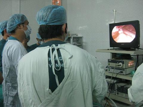 Các bác sĩ BVĐK Thạch Hà đang tiến hành phẫu thuật nội soi cho bệnh nhân