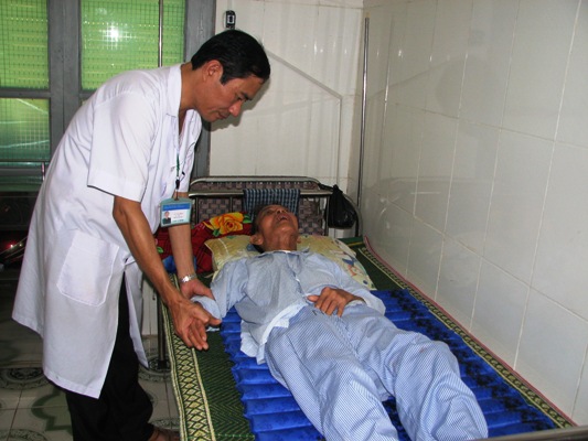 Bác sỹ Lê Văn Bình đang thăm khám cho bệnh nhân.