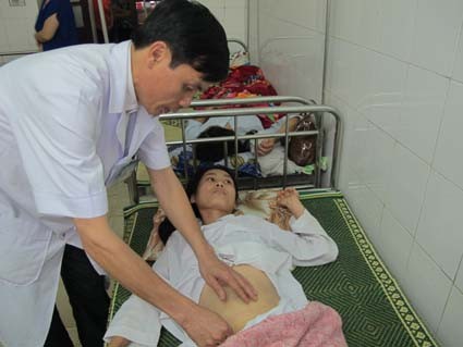 Bác sỹ Nguyễn Lương Phụ bệnh viện Thạch Hà đang thăm khám cho bệnh nhân.