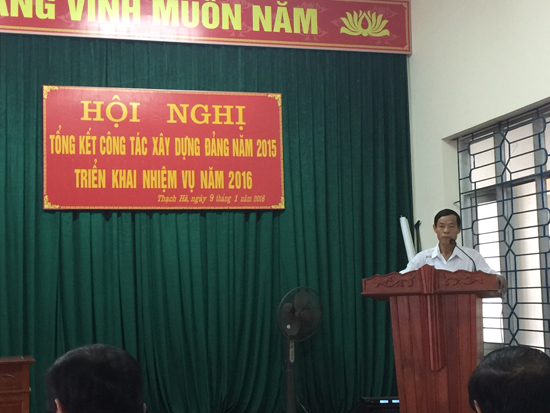 Đồng chí Mai Hữu Hợi trình bày Nghị quyết Đảng bộ tỉnh khóa XVIII