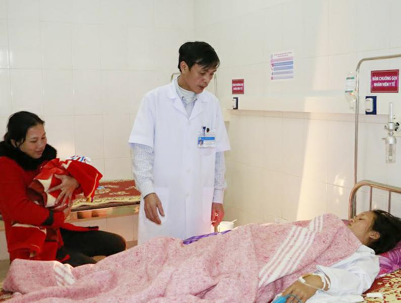 BS Nguyễn Lương Phụ - Phó giám đốc BV Thạch Hà khám và tư vấn cho bệnh nhân.