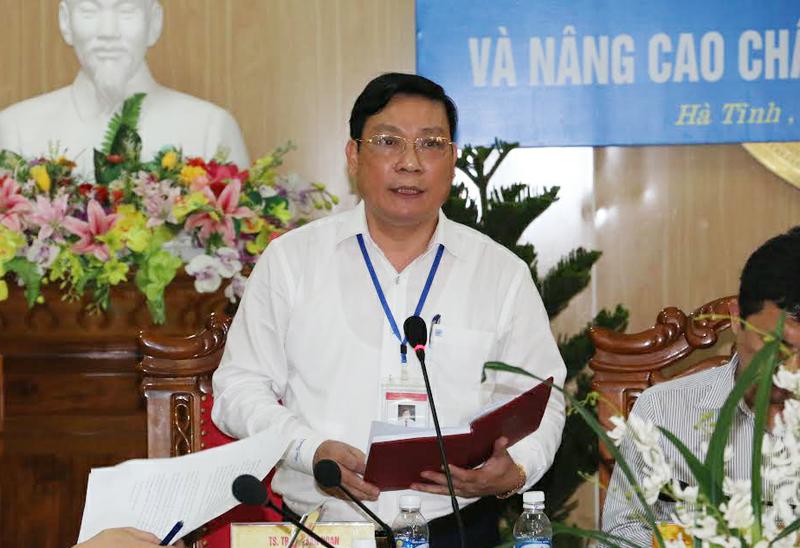 Tiến sĩ Trần Xuân Hoan - Hiệu trưởng Trường CĐYT Hà Tĩnh phát biểu tại hội nghị