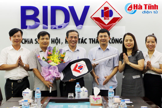 Lãnh đạo BIDV Hà Tĩnh bàn giao xe cứu thương cho lãnh đạo Sở Y tế và BVĐK huyện Thạch Hà