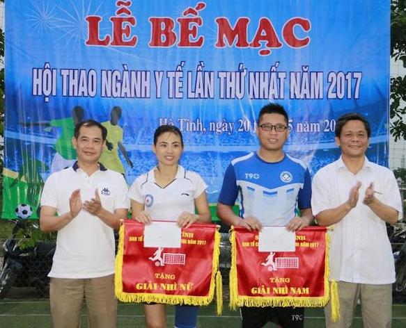 Đội bóng đá nữ Bệnh viện Thạch Hà giành giải nhì Giải bóng đá Mini ngành Y tế lần thứ nhất năm 2017