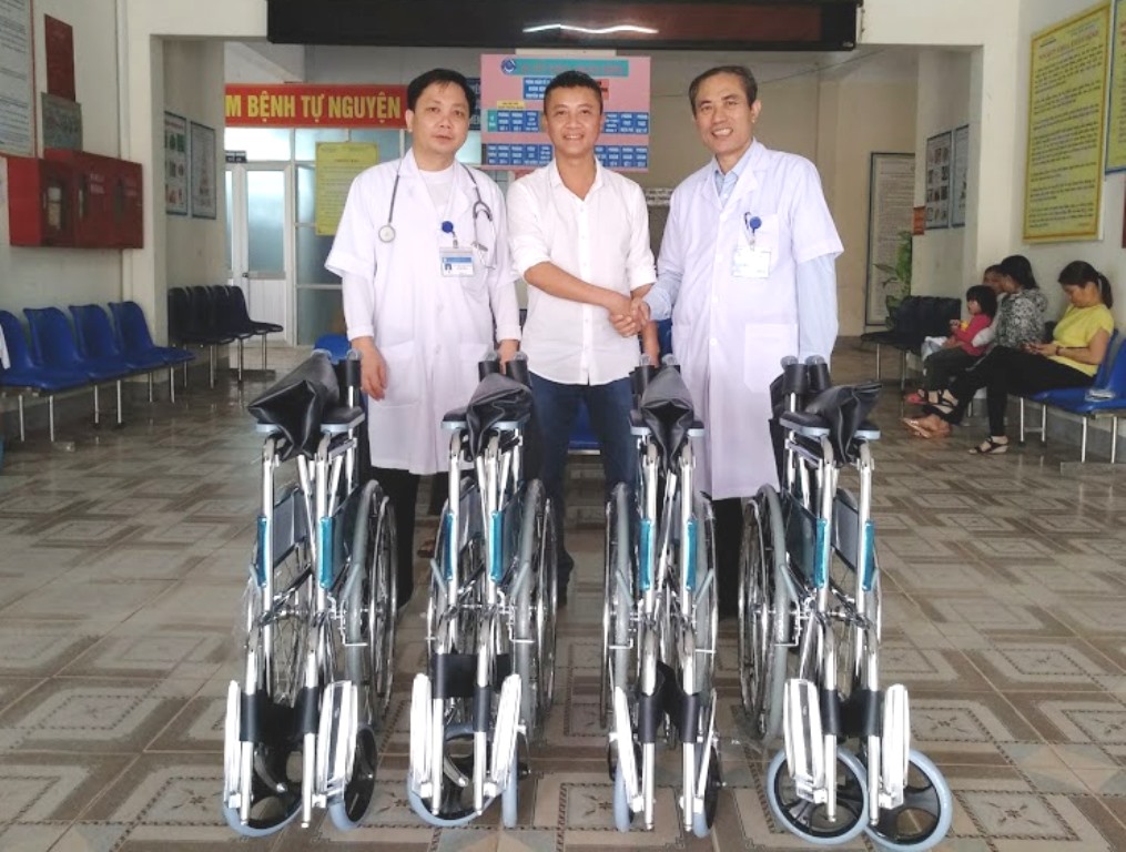 Đại diện cho chị Jenny Lưu trao tặng xe lăn cho lãnh đạo Bệnh viện Thạch Hà.