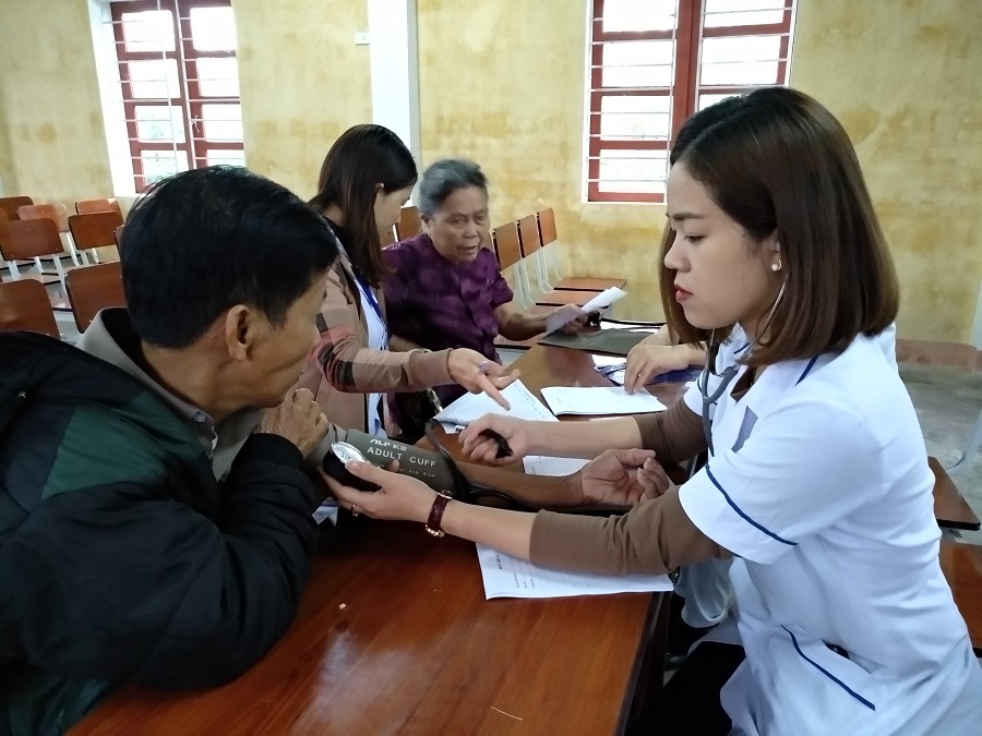 Khám, cấp phát thuốc và lập hồ sơ quản lý sức khỏe cho người dân nhân ngày Sức khỏe thế giới (7/4/2018)