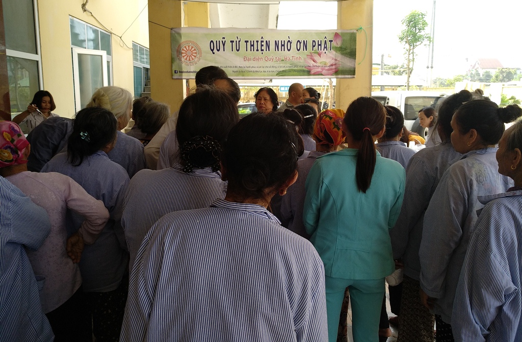 Phát hơn 600 suất cháo, 400 suất chè cho bệnh nhân đến khám và điều trị tại Bệnh viện Thạch Hà